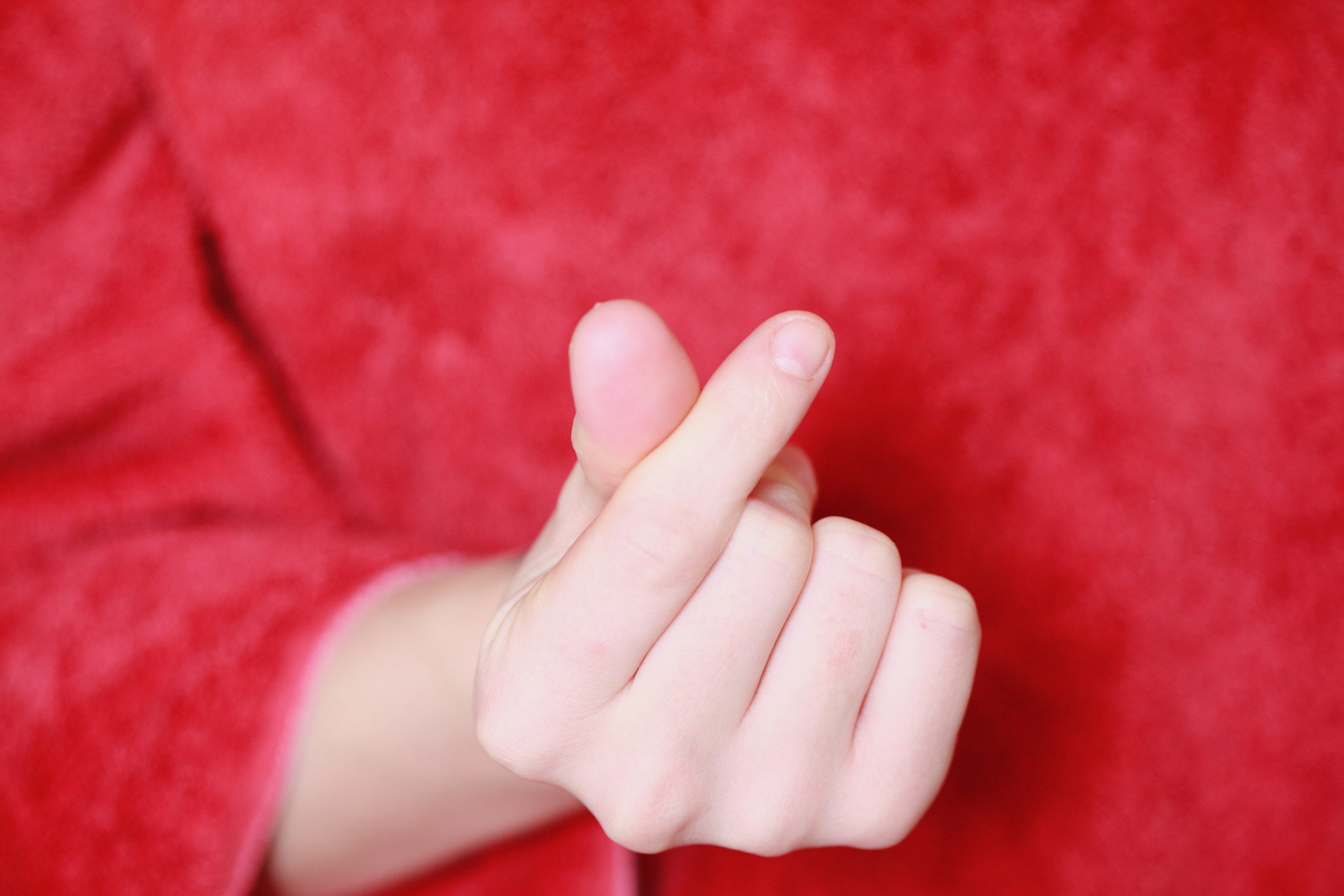Как распознать болезнь Паркинсона: симптом, который проявляется в пальцах
