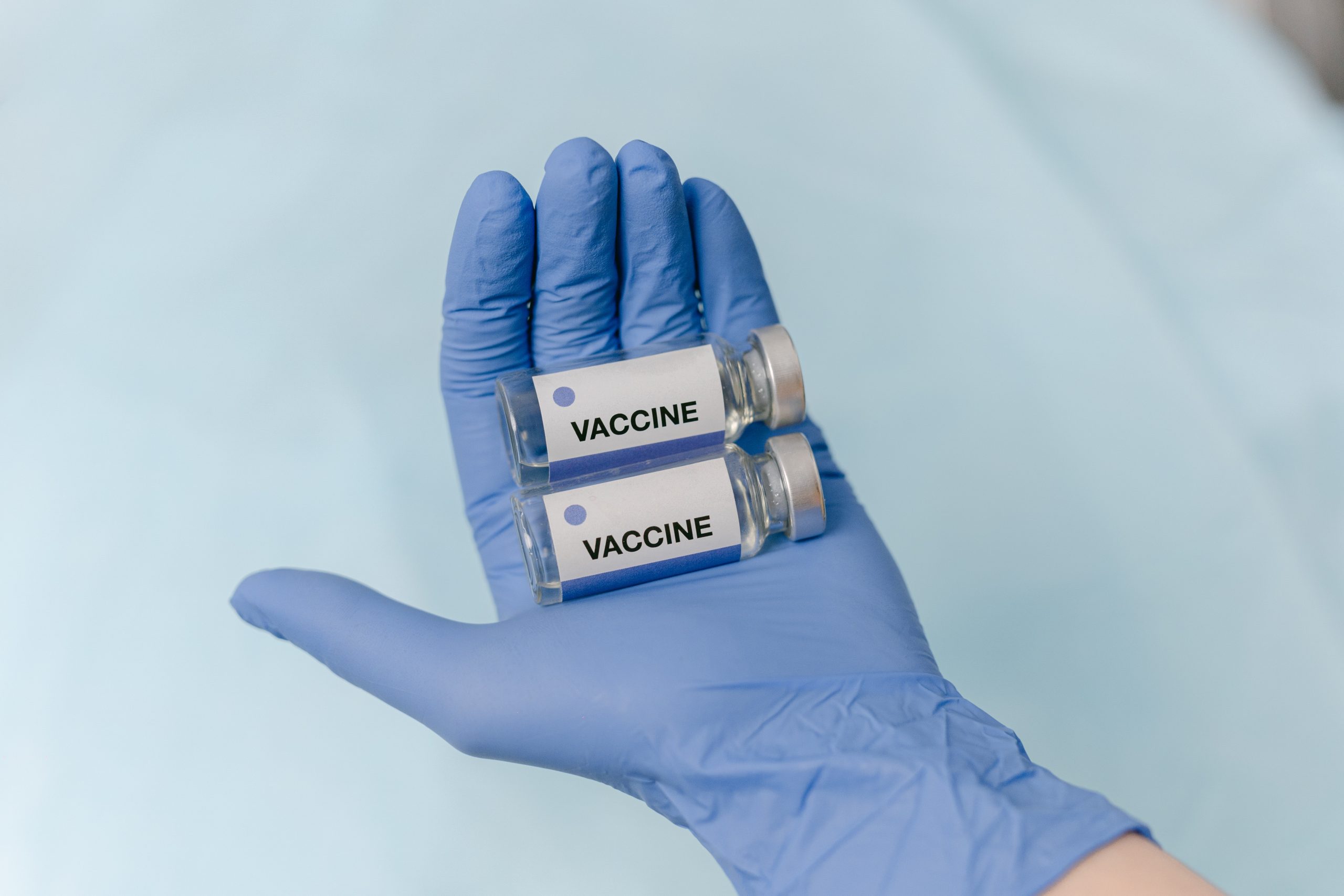 Эксперт рассказал, какая вакцина на самом деле положит конец пандемии COVID