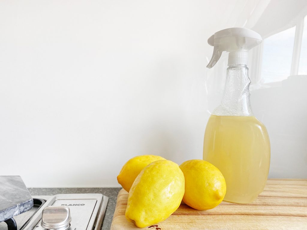 Почему необходимо покупать хотя бы пару лимонов перед уборкой дома