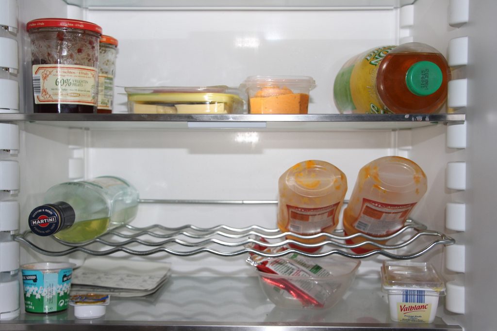 Еда, которую никогда не следует класть на верхнюю полку холодильника