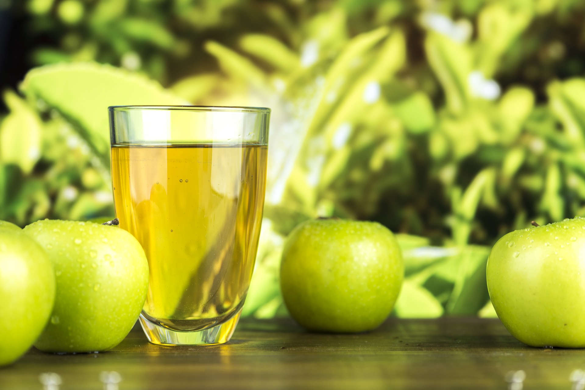 Зачем взрослым нужно пить яблочный сок, как когда-то в детстве: мнение эксперта