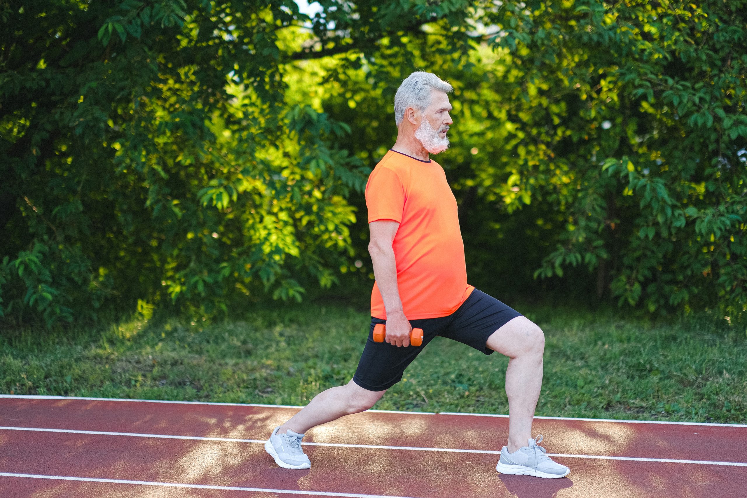 Упражнение, которое важно выполнять после 40 лет, чтобы защитить себя от травм