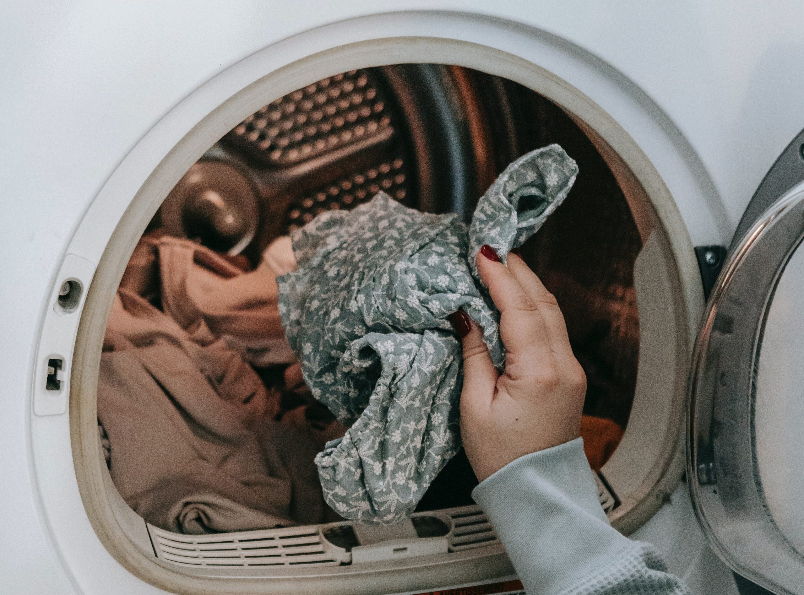 Распространённая привычка чистюль во время стирки, которая портит их одежду