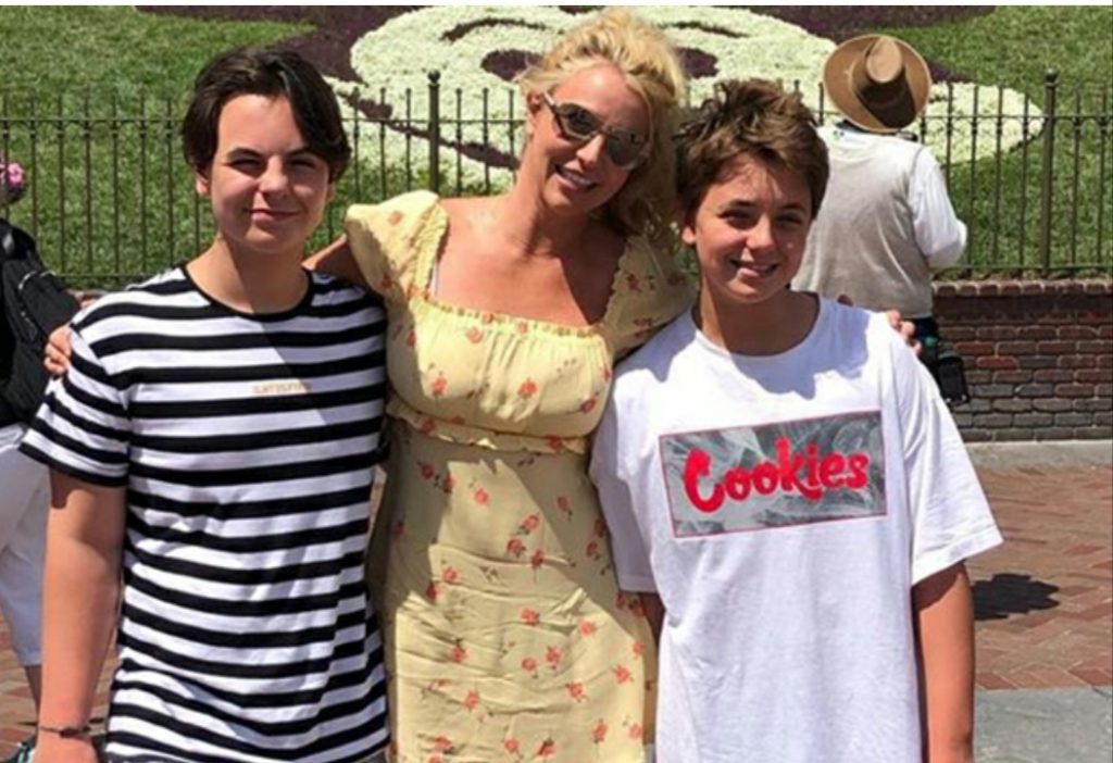 Семейное видео: Бритни Спирс провела время с подросшими сыновьями