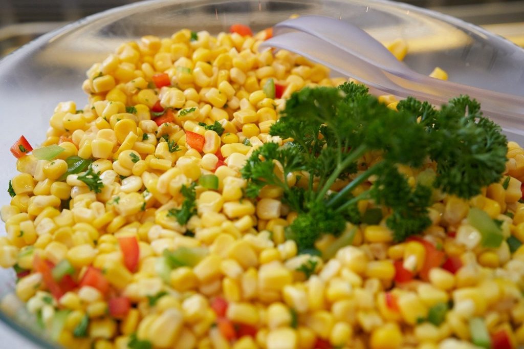 Острый кукурузный салат за 20 минут: простой рецепт для новогоднего застолья