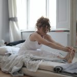 Простые упражнения в постели, которые помогут проснуться с правильной ноги