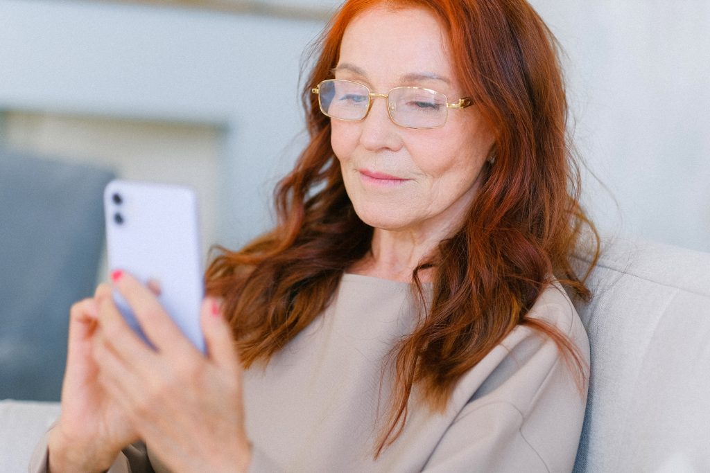 Предостережение для людей старше 65: что опасно для здоровья делать с телефоном