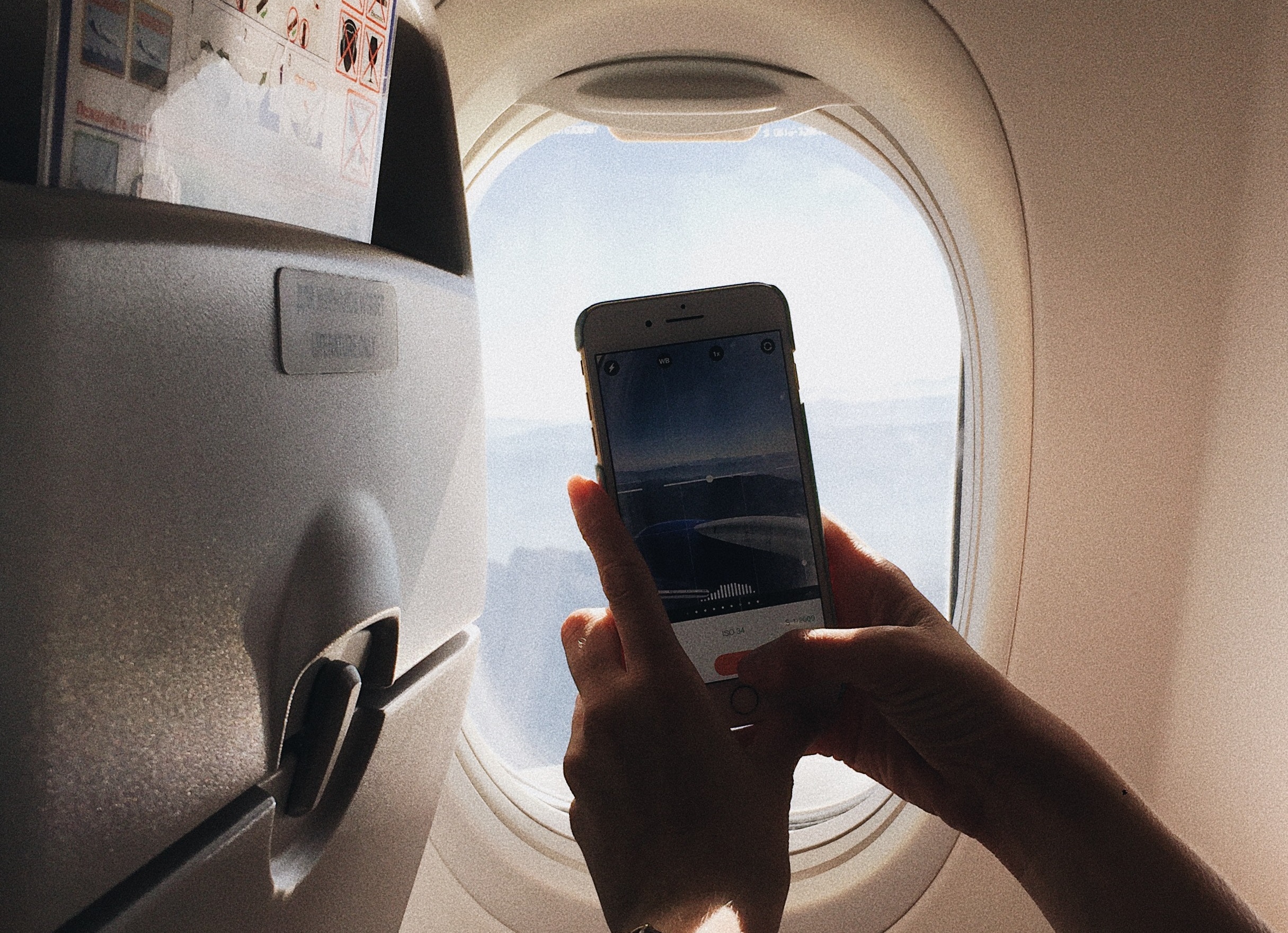 Удивительная вещь, которую нельзя делать с телефоном во время полёта на самолёте
