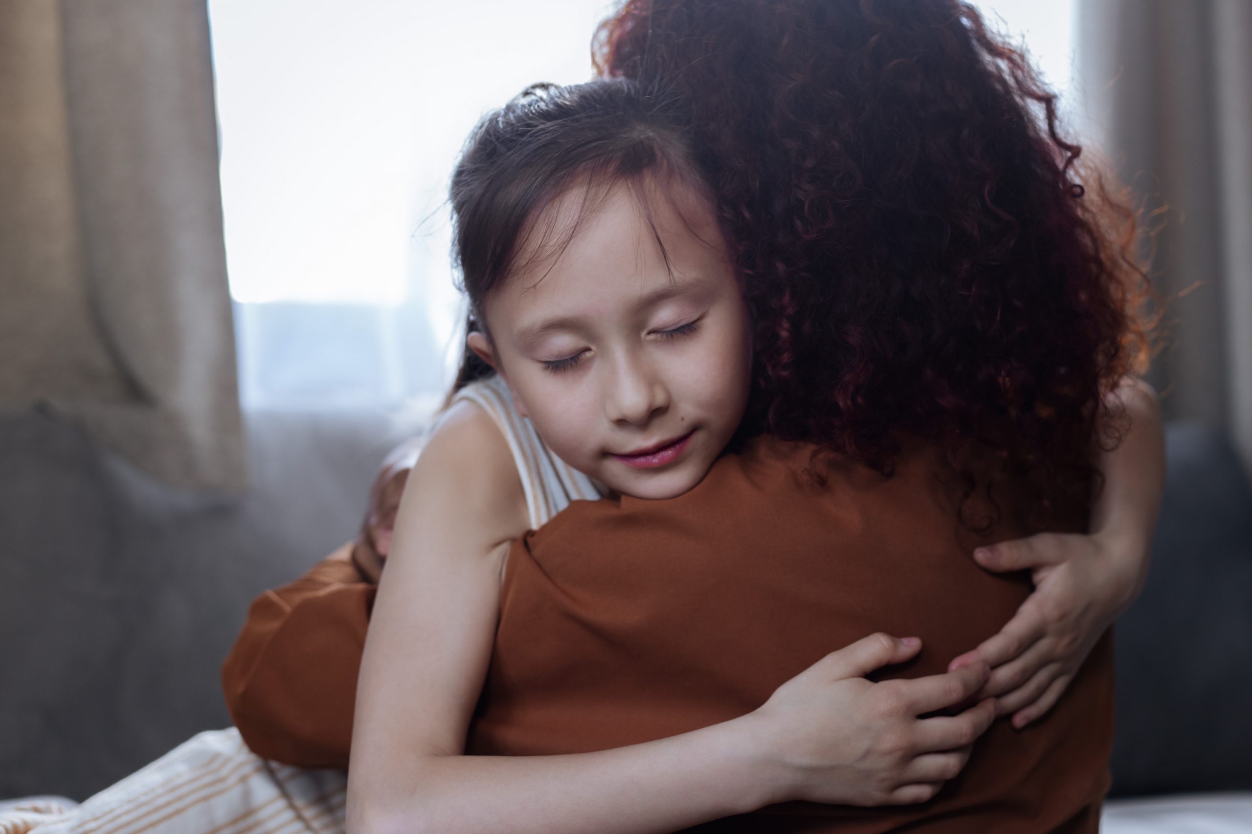 Почему нельзя заставлять детей обнимать других людей: отвечает психиатр