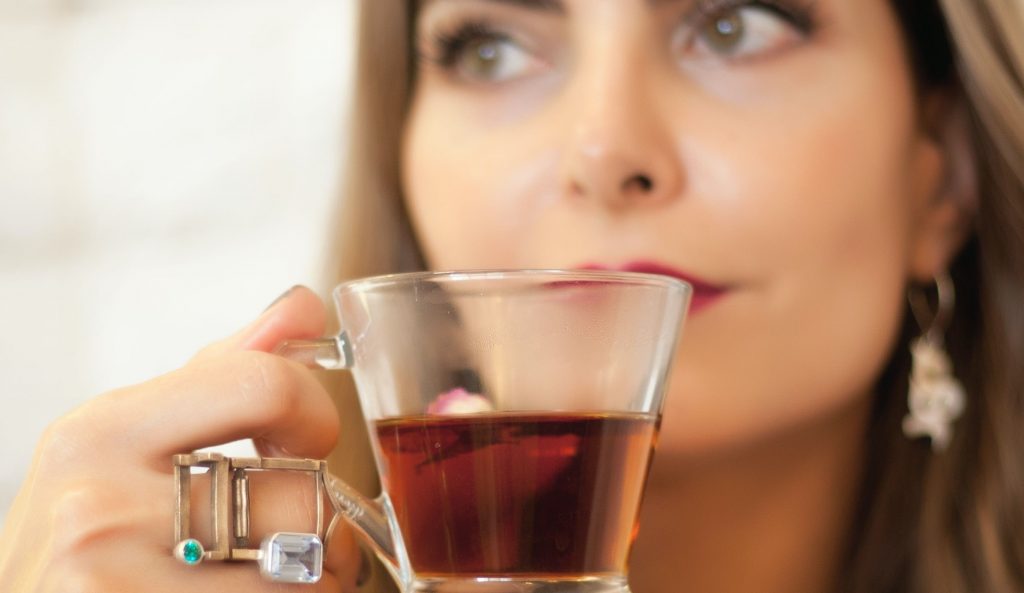 ЛОР-врач поделился секретом того, какой чай является лучшим при боли в горле