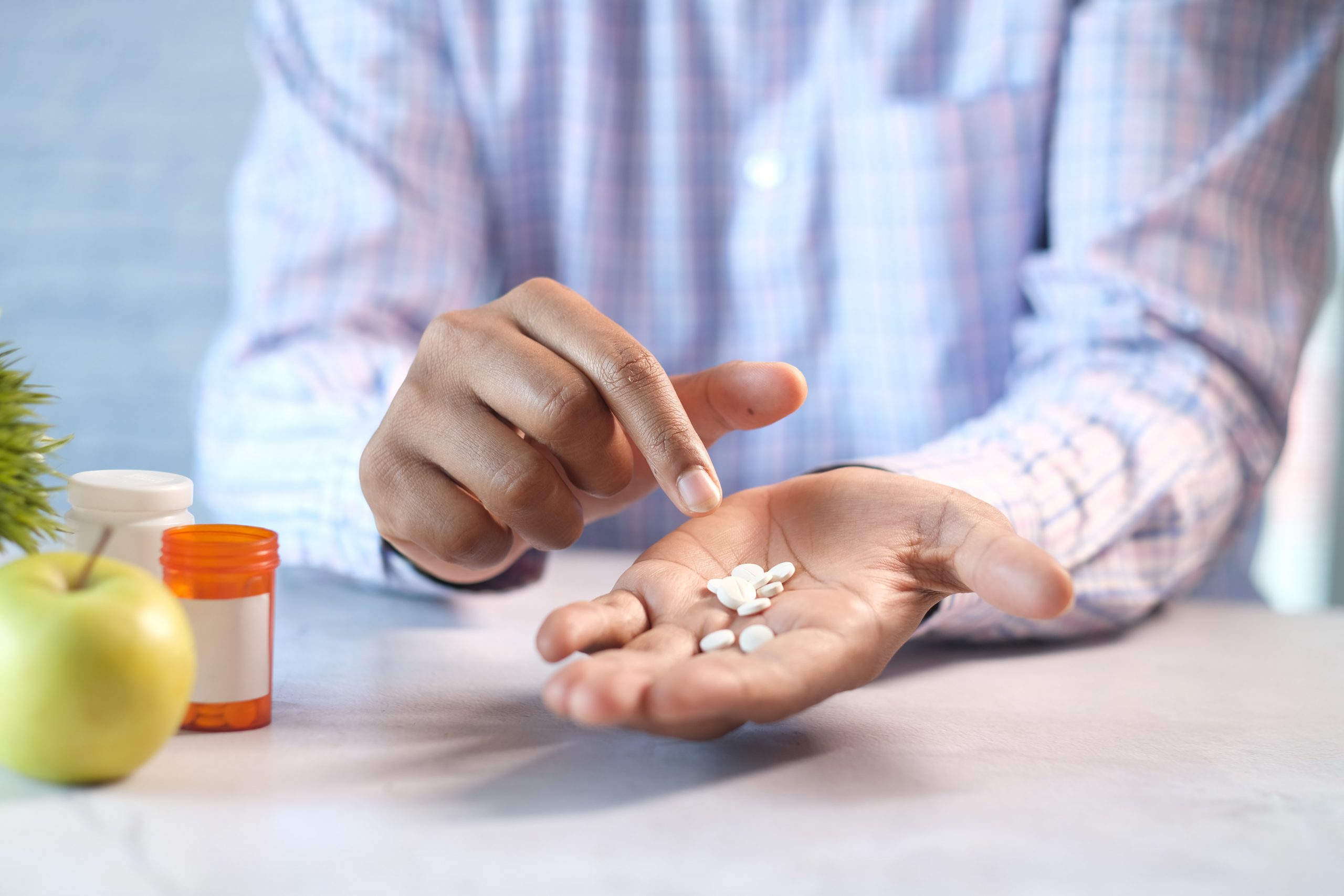 Одобрена первая таблетка от COVID: как она лечит и какие побочные эффекты?