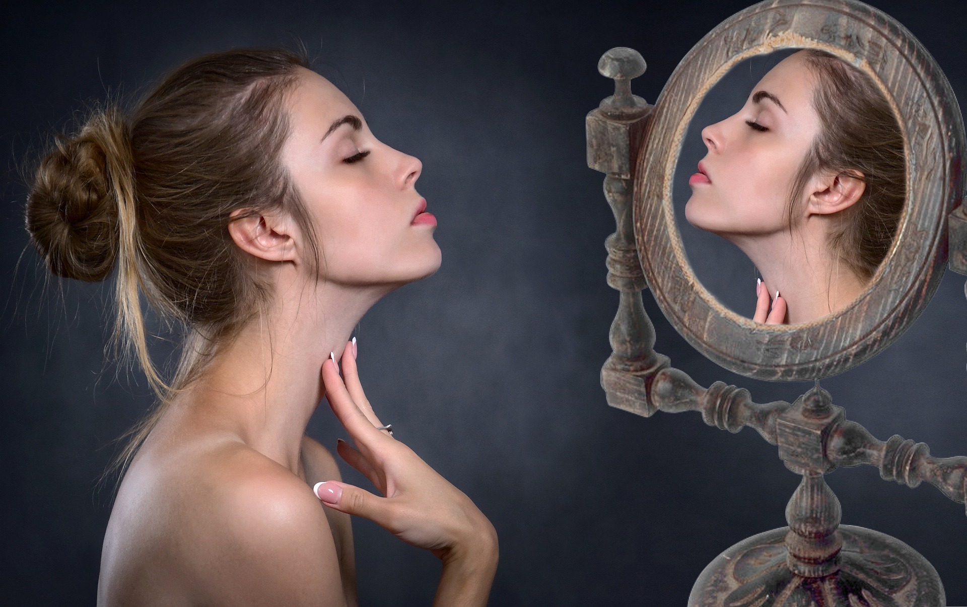 Отражение женщины в зеркале