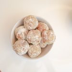 Удивительно вкусный рецепт на Рождество: печенье «Снежки» с орехами
