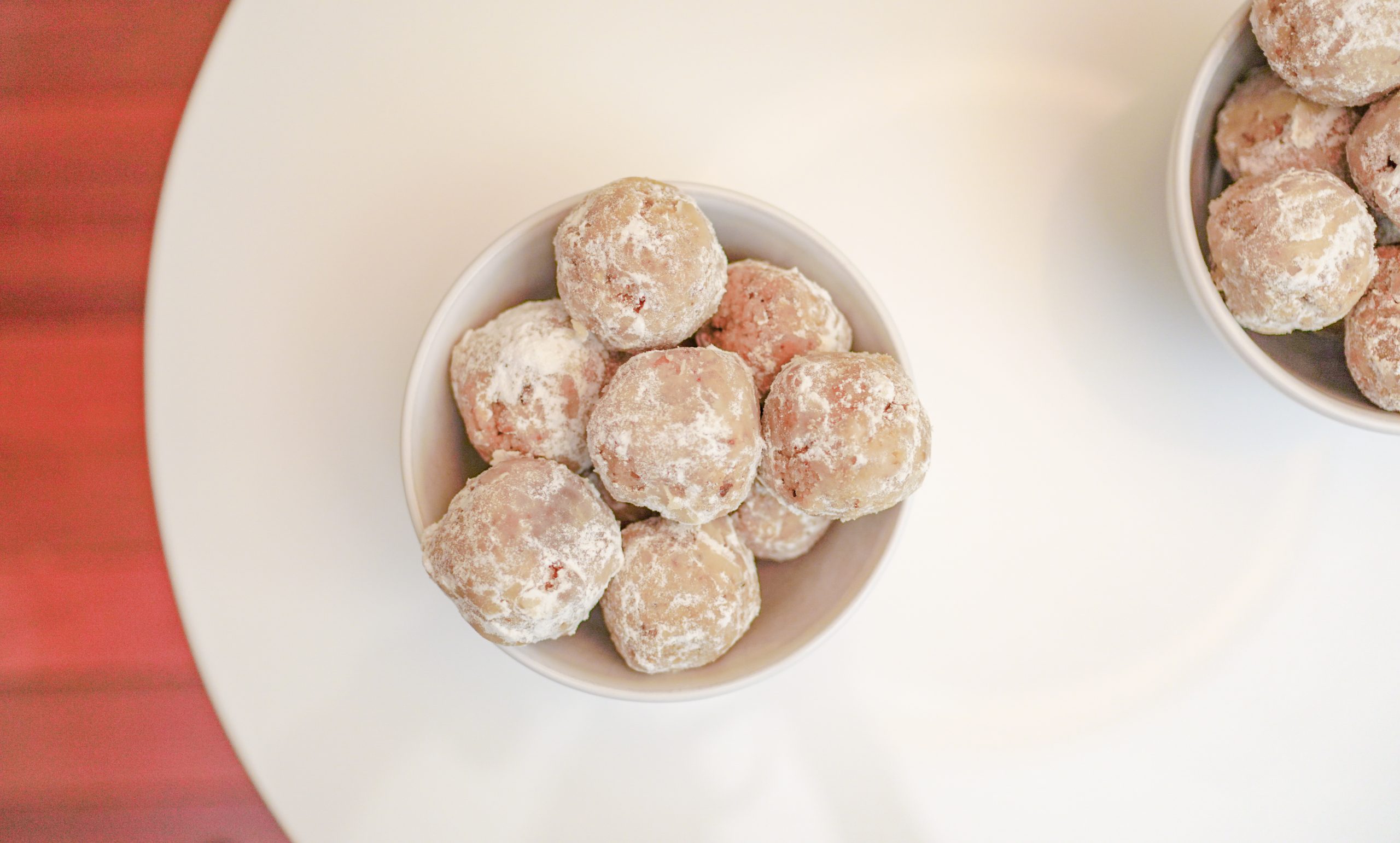 Удивительно вкусный рецепт на Рождество: печенье «Снежки» с орехами