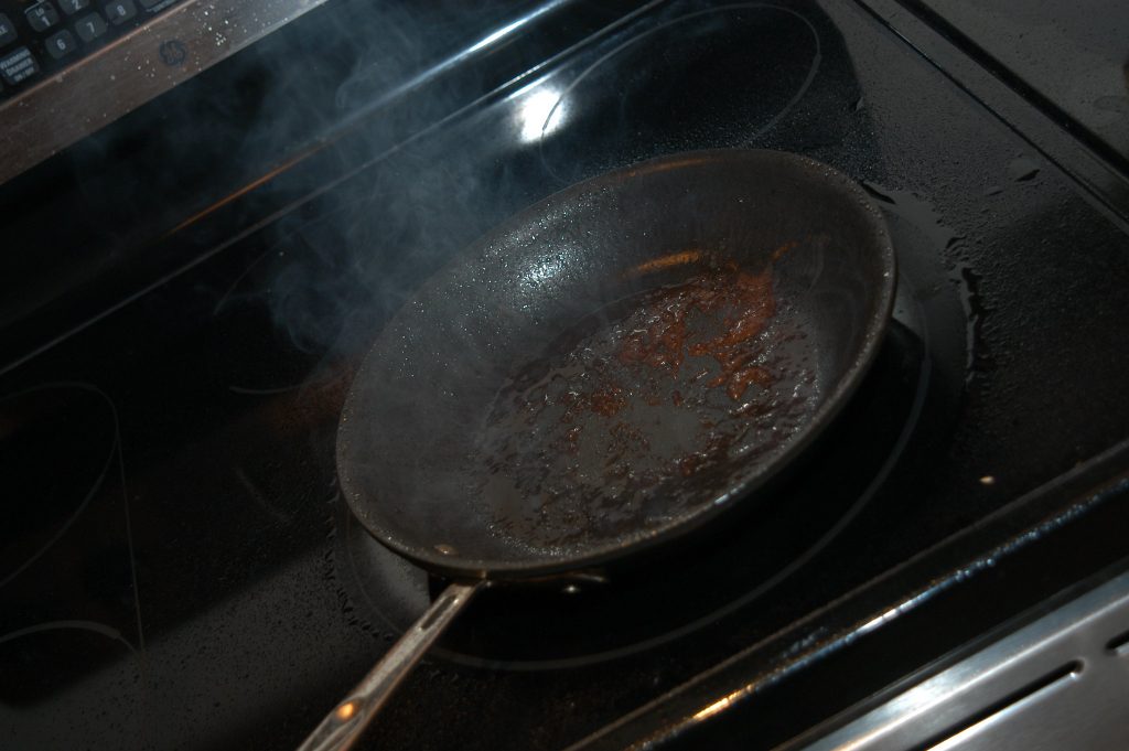 Как вернуть к жизни пригоревшую посуду с помощью 2 вещей, что есть у вас дома