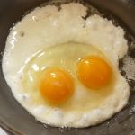 Безопасно ли есть яйцо, если в нём сразу два желтка? Отвечают эксперты
