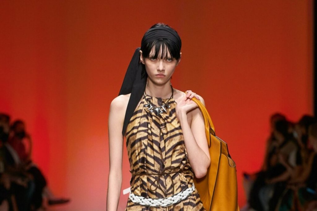 Есть тренд: как стильно носить тигровый принт в 2022 году
