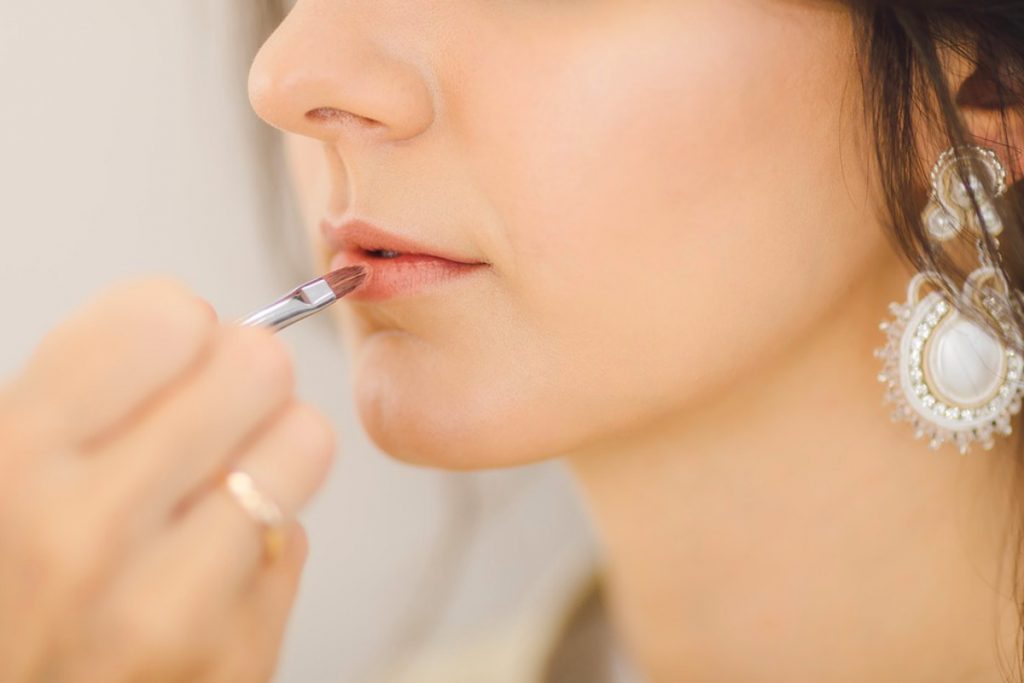 4 SOS-средства, которые помогут избавиться от шелушений на губах