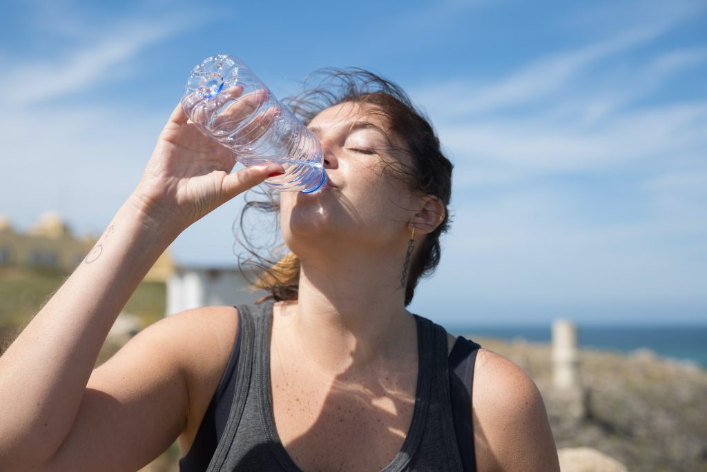 Стала известна неожиданная причина, почему нельзя пить воду из бутылки