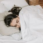 Популярная ошибка людей зимой, которая лишает их крепкого сна