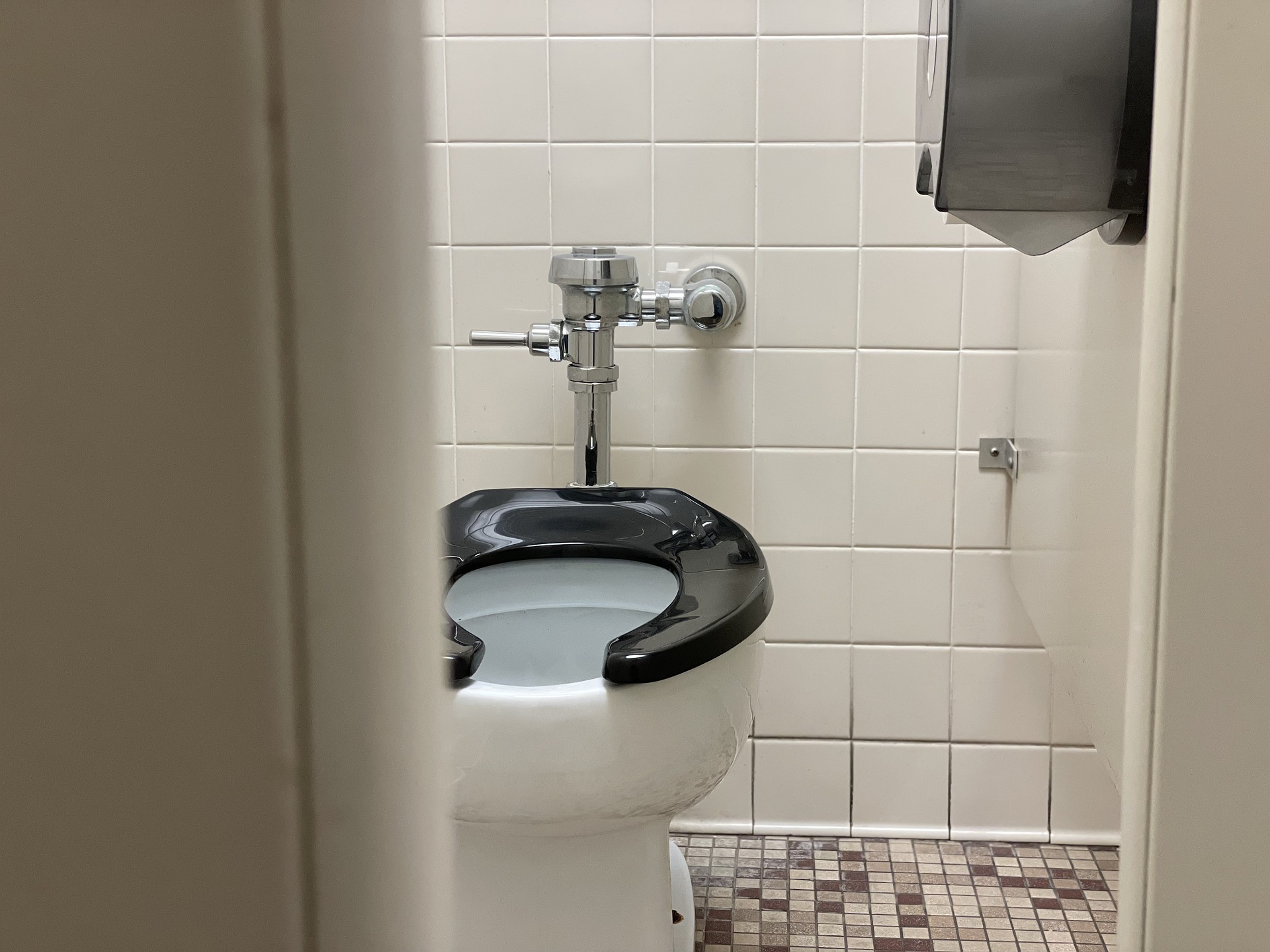 Почему нельзя приседать над унитазом в общественном туалете: предостережение уролога