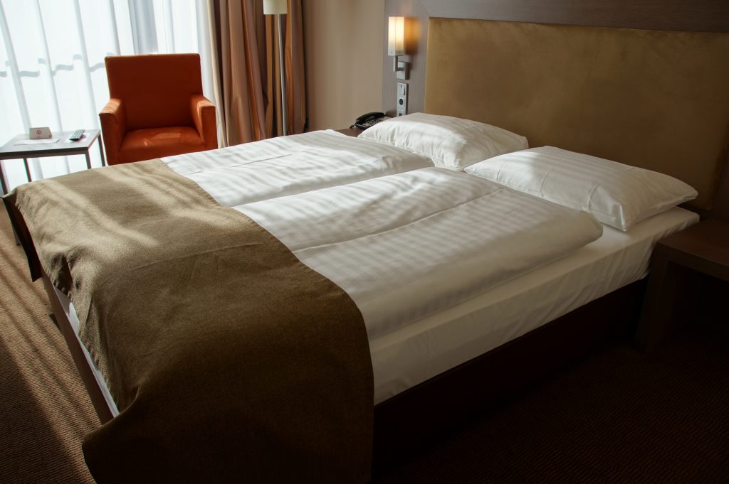 Как понять, есть ли в номере отеля постельные клопы: 5 лайфхаков