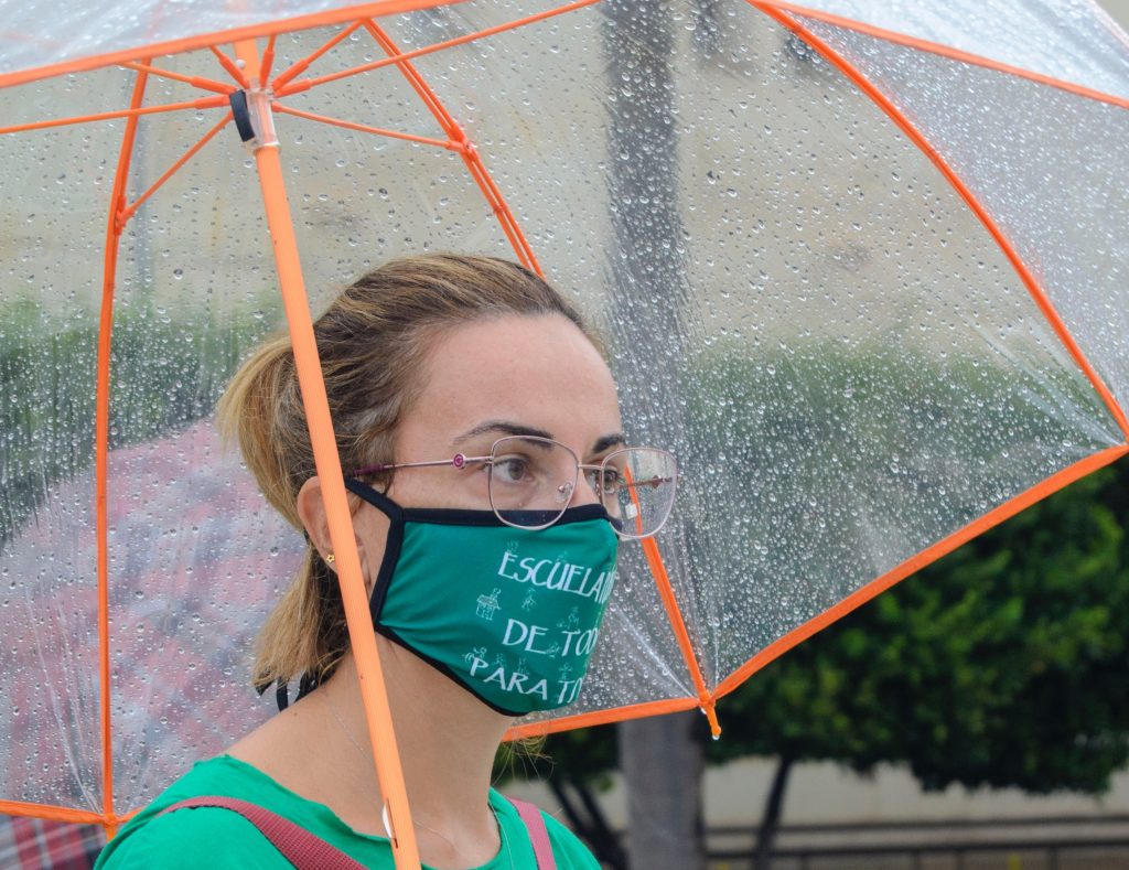 Ошибка, о которой вы не задумываетесь, когда носите маску в дождливую погоду