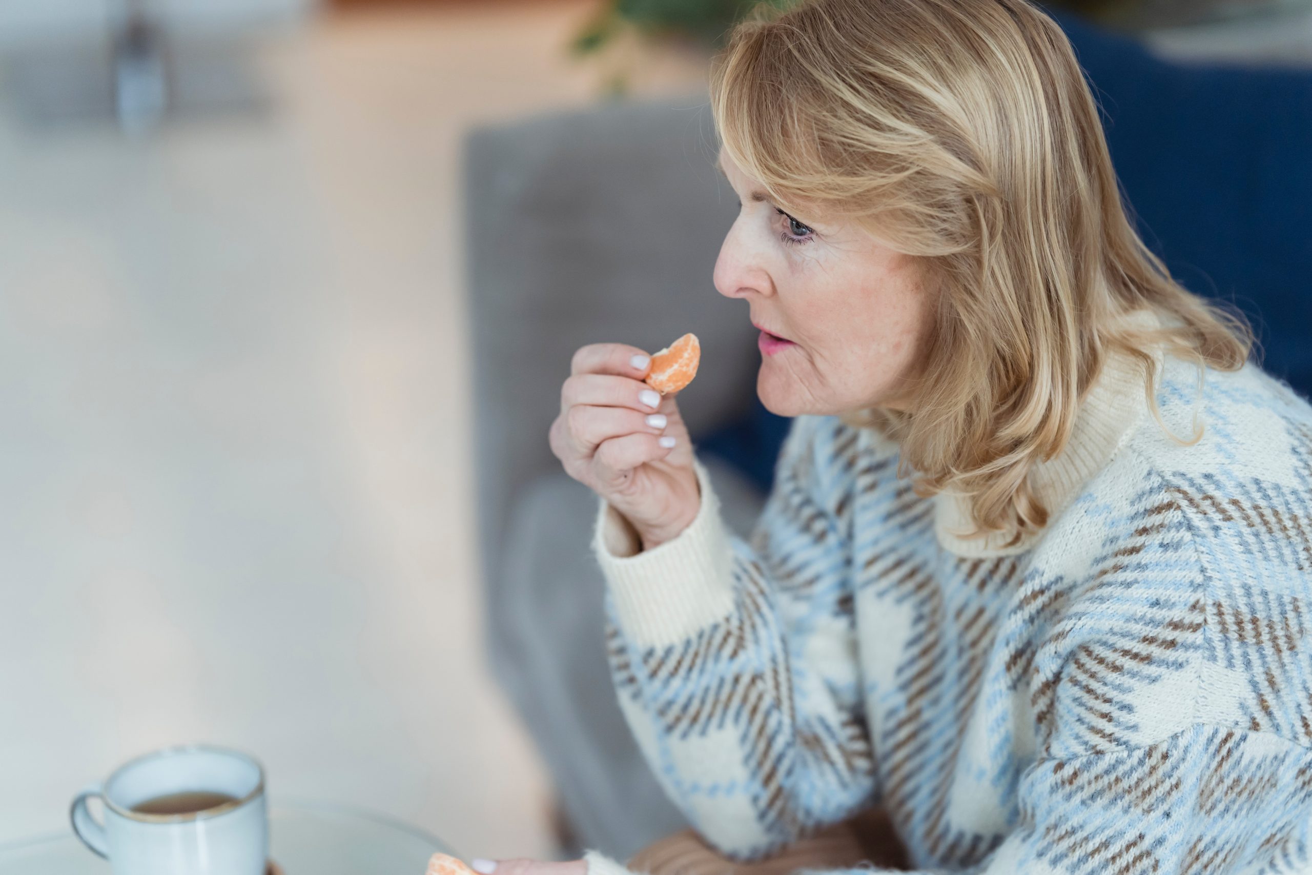 Привычка во время еды, которая негативно сказывается на сердце женщин старше 65