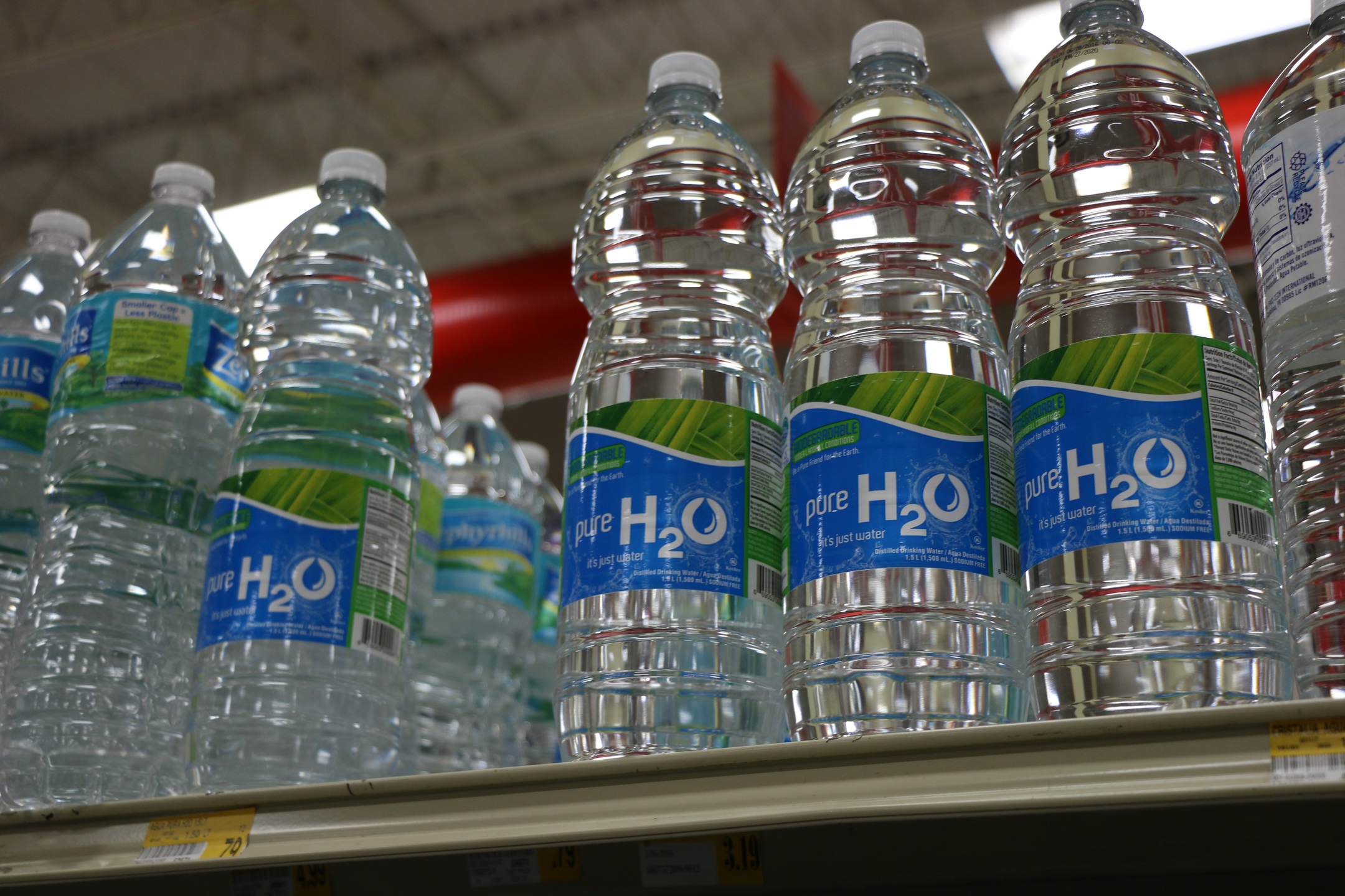 Безопасно ли пить дистиллированную воду (и кому она даже необходима)?