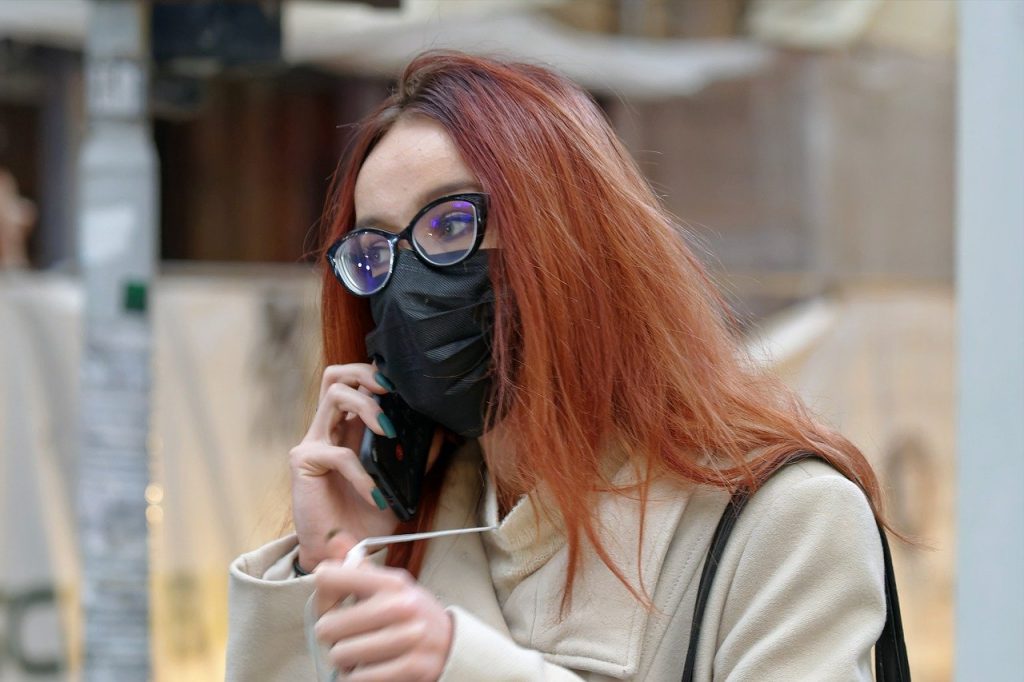 Крутой лайфхак: очки больше не будут запотевать во время ношения маски
