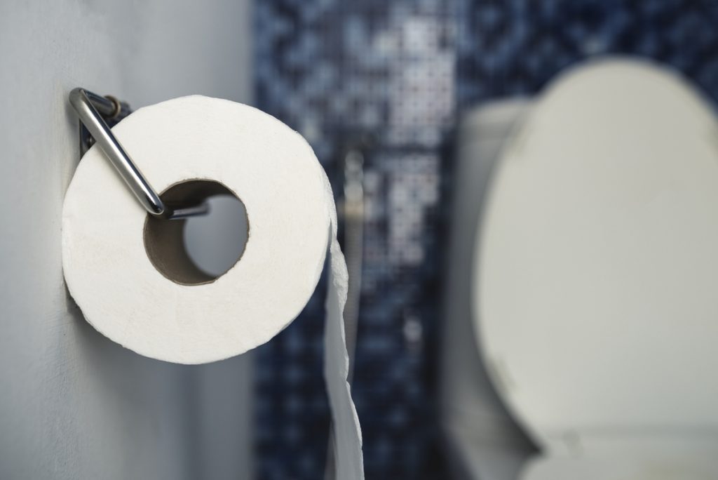 Почему туалетную бумагу смачивают уксусом: лайфхак опытных домохозяек