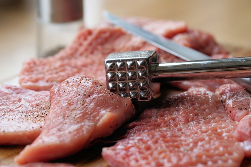 Как правильно хранить мясо и что сделать, чтобы продлить его срок годности