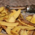 Под каким растением нужно закапывать кожуру картофеля: секрет огородников
