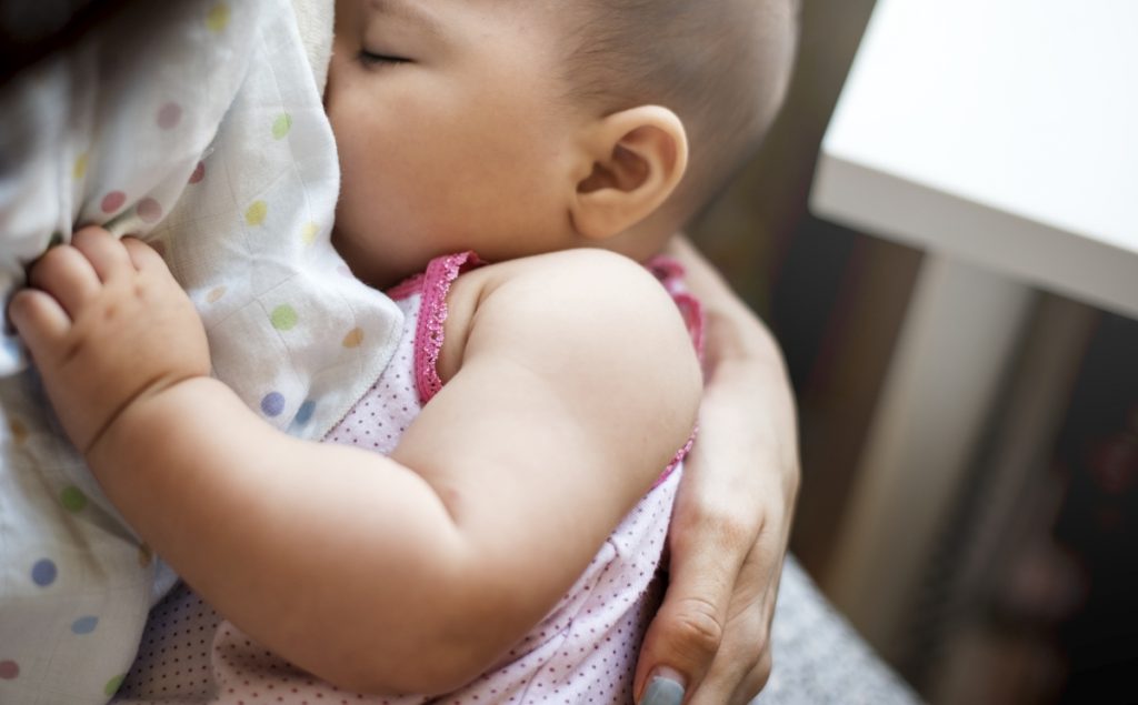 Правда ли, что стресс влияет на выработку молока матери, которая кормит грудью