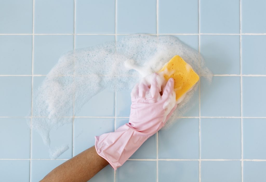 Чем очистить межплиточные швы в ванной: простые лайфхаки на вес золота