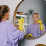 Элементарный способ очистить зеркала в доме, который работает лучше других