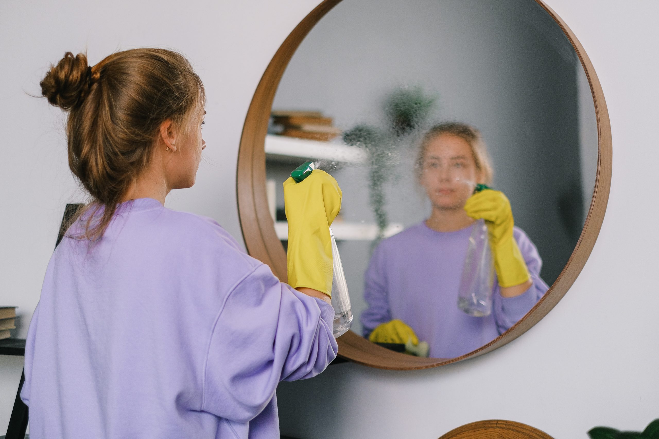 Элементарный способ очистить зеркала в доме, который работает лучше других