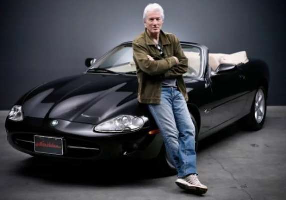 Ричард Гир продает свой кабриолет Jaguar, чтобы помочь украинцам