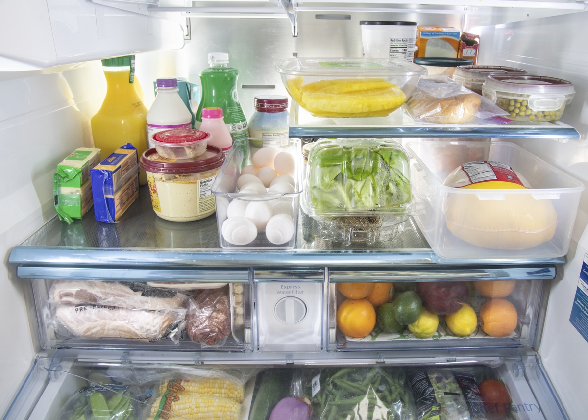 На каких полках в холодильнике хранить те или иные продукты, чтобы они не портились