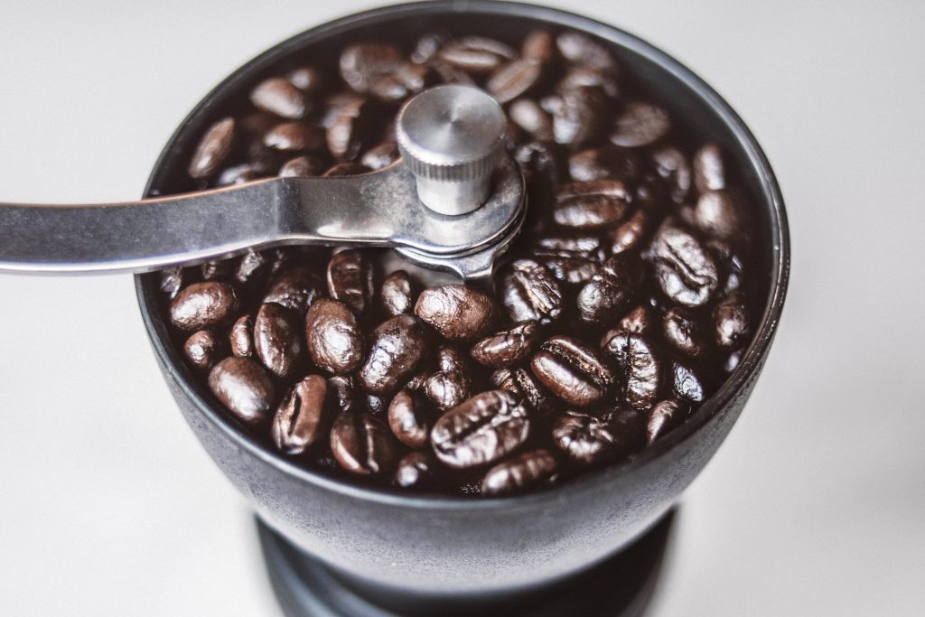 Не только для кофе: поразительные способы использовать кофемолку у вас дома