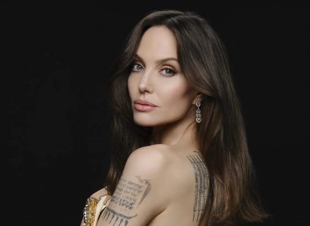 Анджелина Джоли носит кольцо с картой Украины