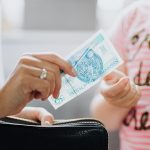 Новая благотворительная программа в Польше: кто из беженцев может получить деньги?