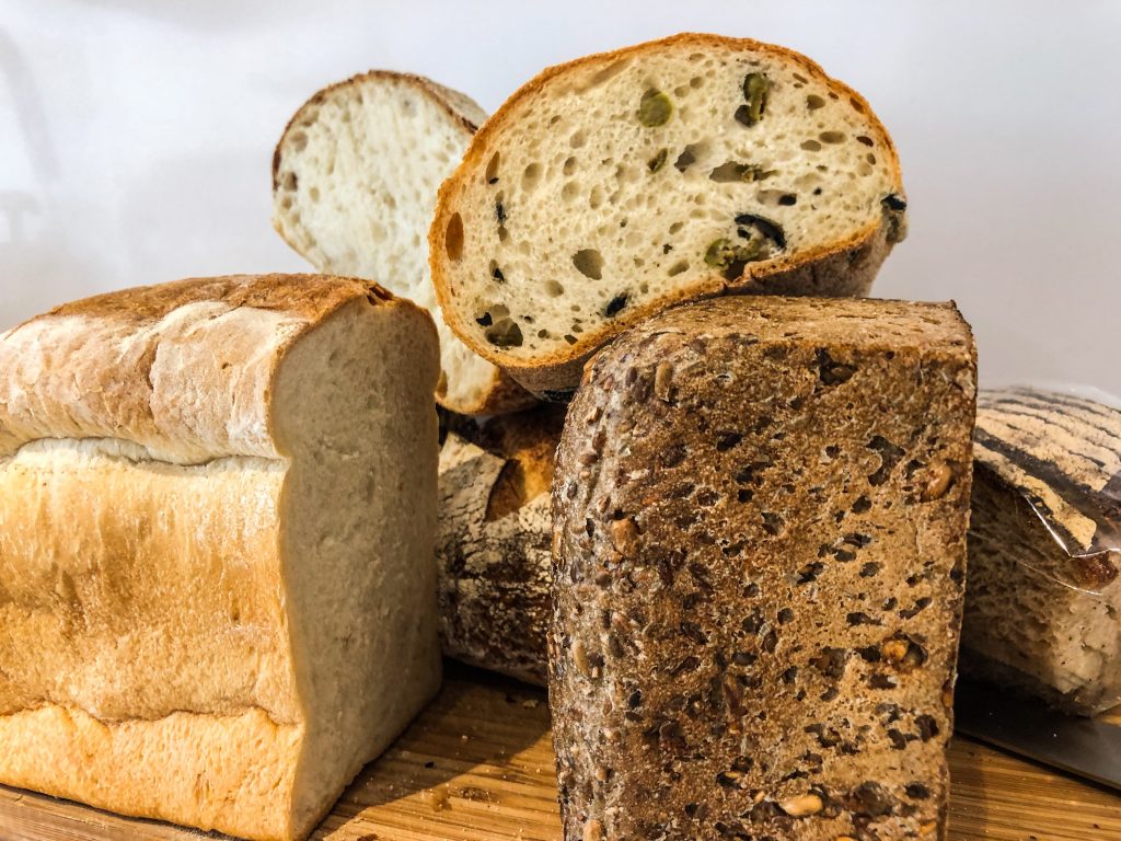 Не выбрасывайте чёрствый хлеб: как его размягчить и что с ним можно сделать