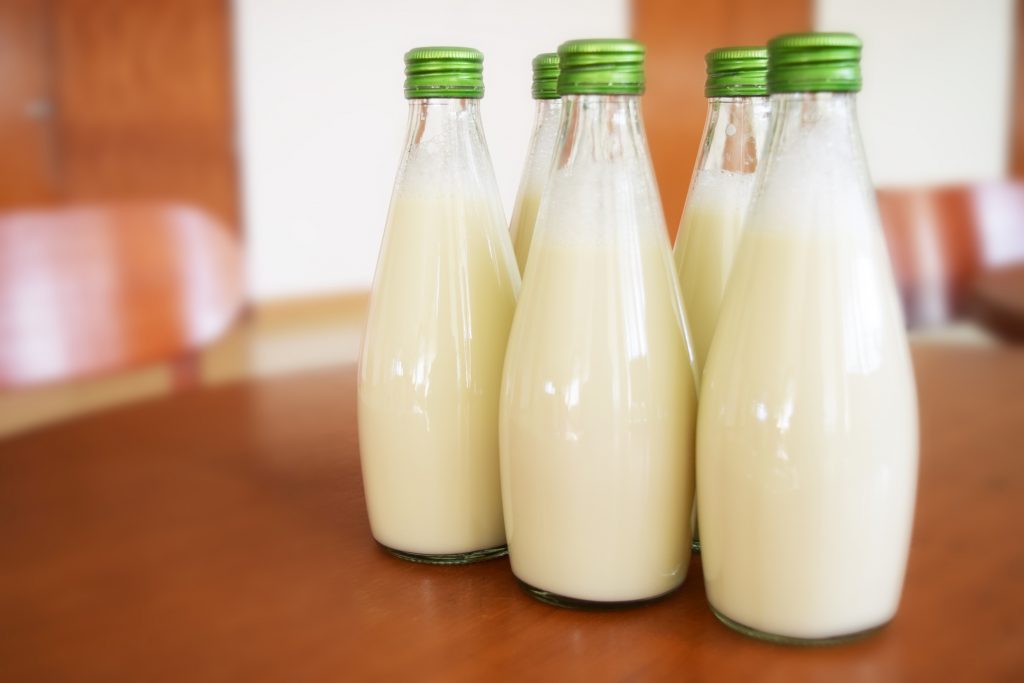 Как использовать прокисшее молоко, чтобы его не выливать: малоизвестные лайфхаки