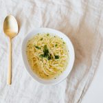 Быстрая диета на курином супе с лапшой: действительна ли она так полезна?