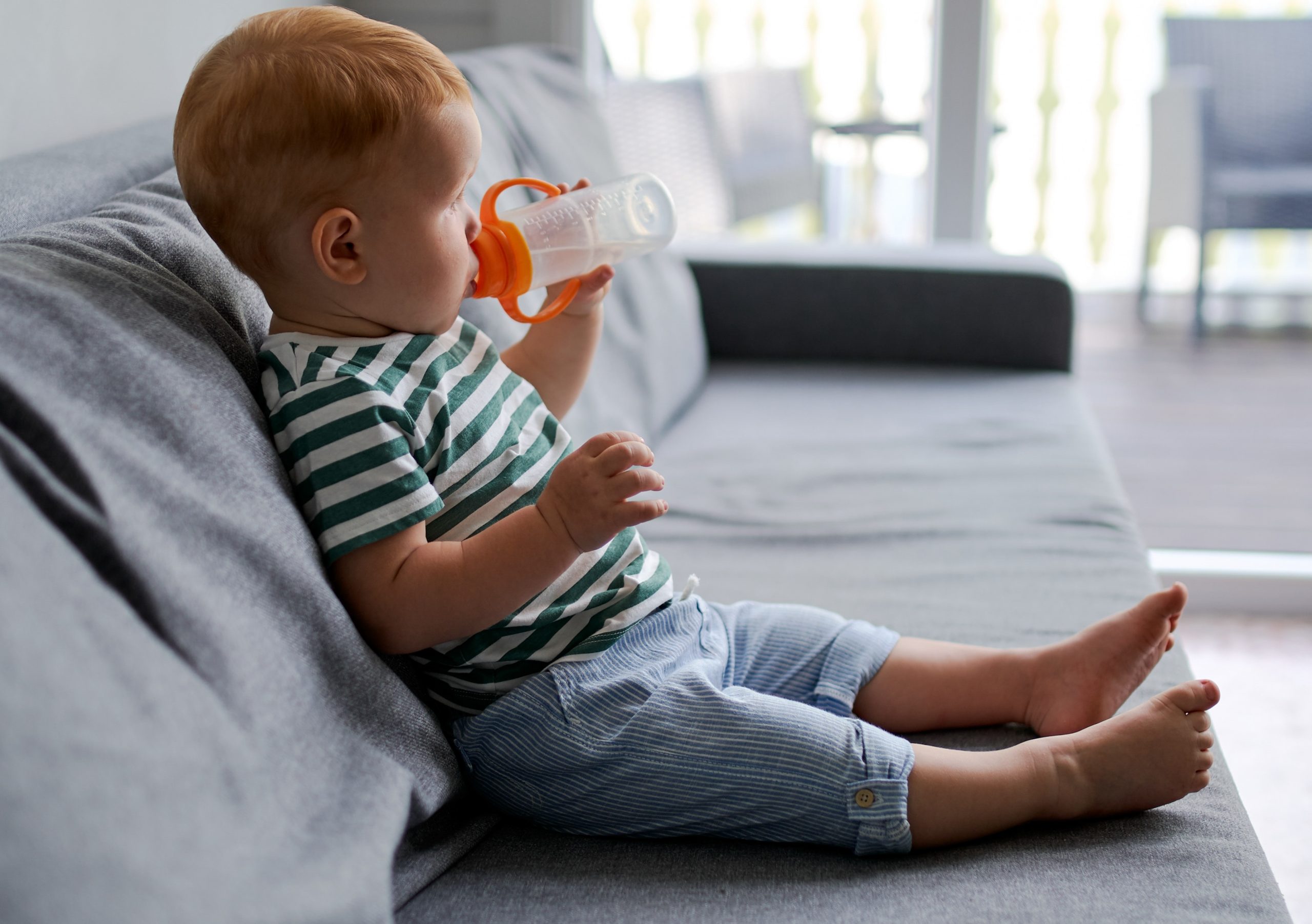 Когда ваш малыш должен начать пить воду (и до какого возраста это считается опасным)