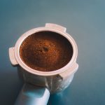 Как и почему вы должны использовать кофейную гущу как удобрение