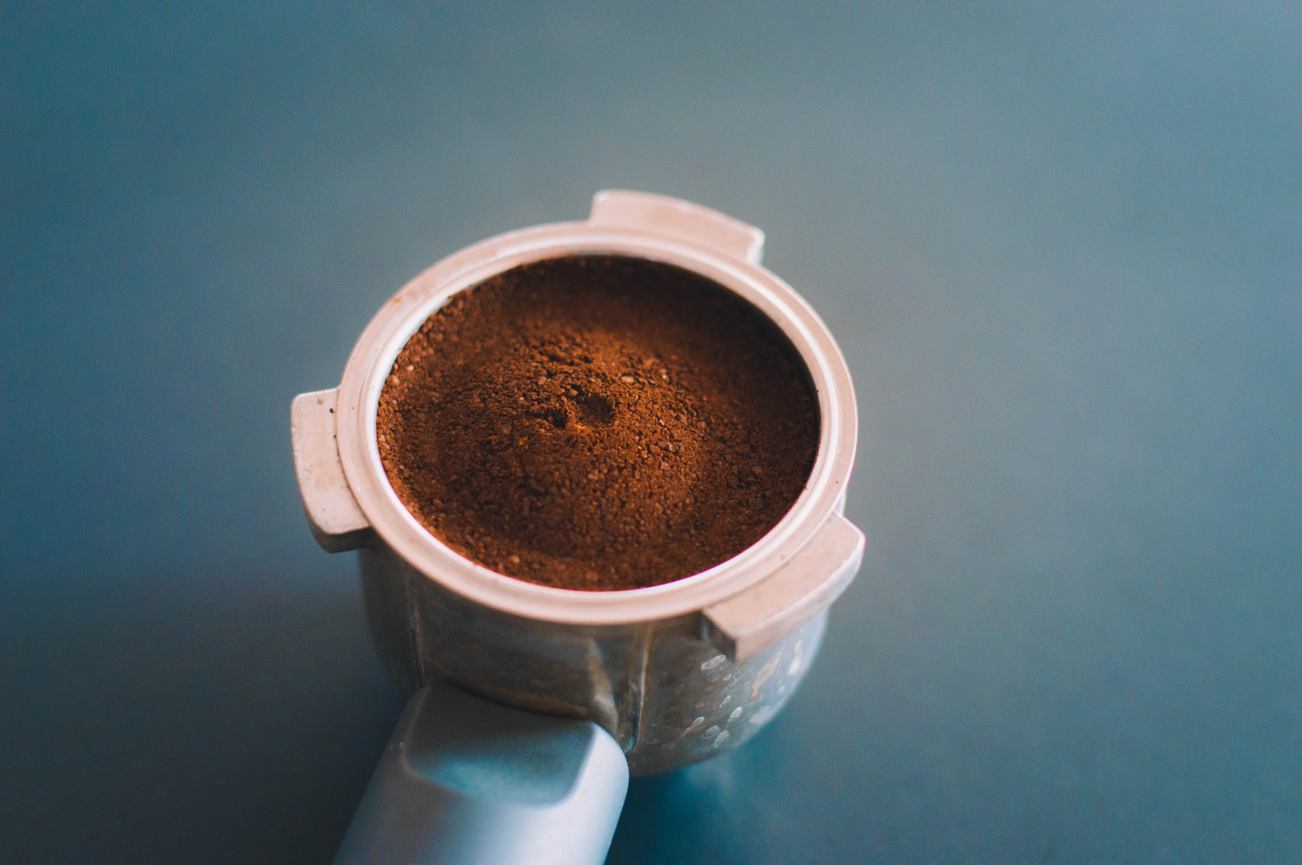 Как и почему вы должны использовать кофейную гущу как удобрение