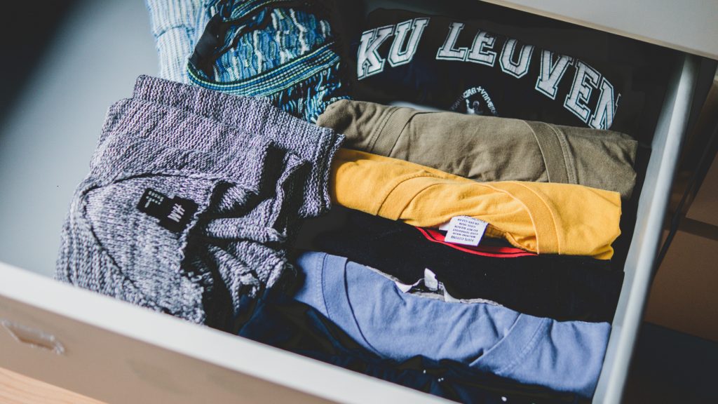 Какую одежду складывать, а какую – вешать: совет №1, как навести порядок в гардеробе