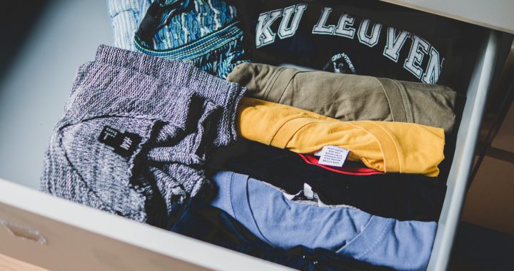 Какую одежду складывать, а какую – вешать: совет №1, как навести порядок в гардеробе